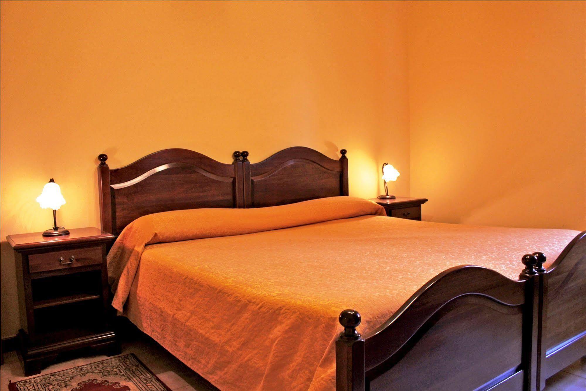 Ai Tre Parchi Bed And Bike Bed & Breakfast Randazzo Exterior photo